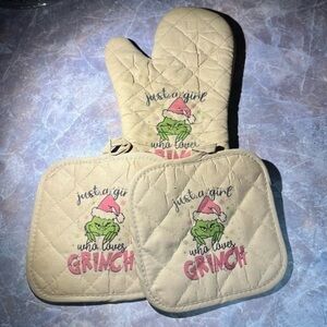 COPY - Just A Girl Who Loves Grinch Tan Pot Holder & Oven Mitt Set